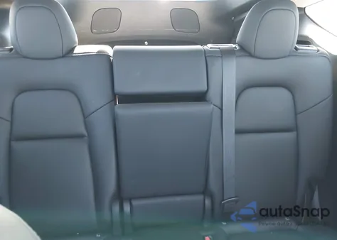 2024 Tesla Model Y Long Range Dual Motor All-Wheel Drive/Rwd z USA, uszkodzony, nr VIN 7SAYGDED5RF101473